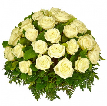 Корзина из 35 белых роз с зеленью